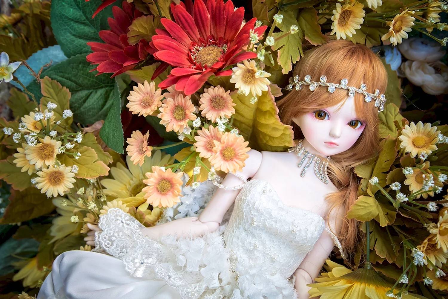 Куколка с цветами