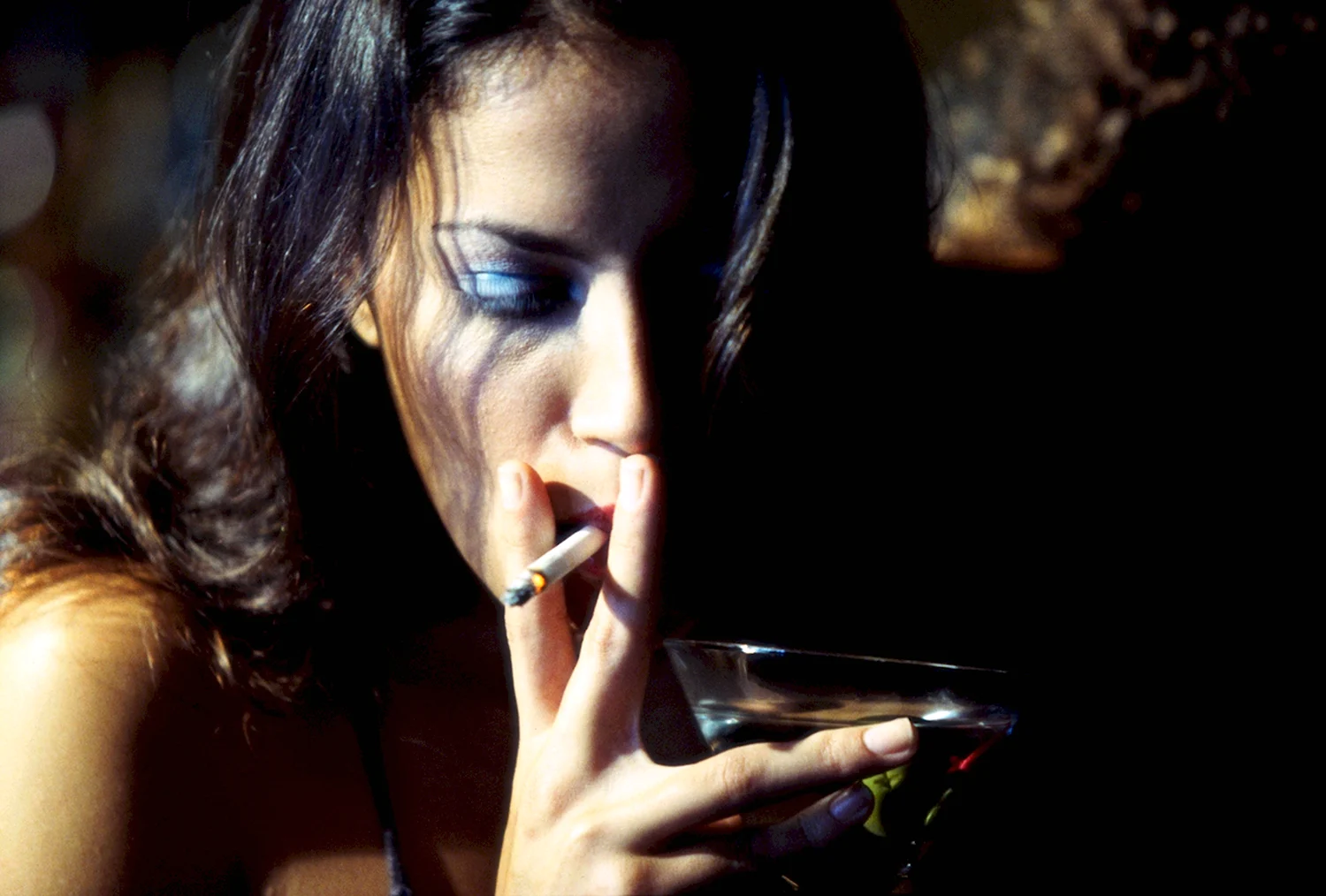 Курящая и пьющая девушка
