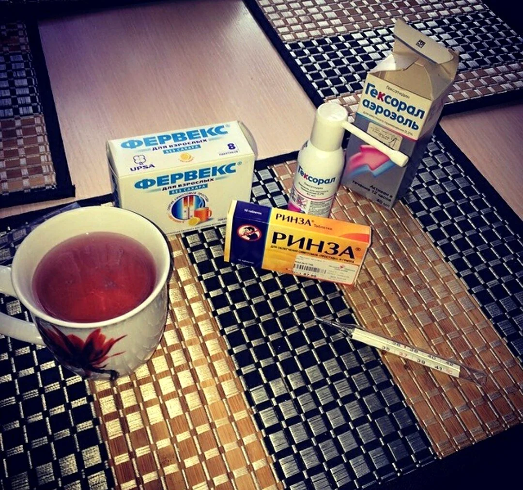 Лекарства от простуды на столе