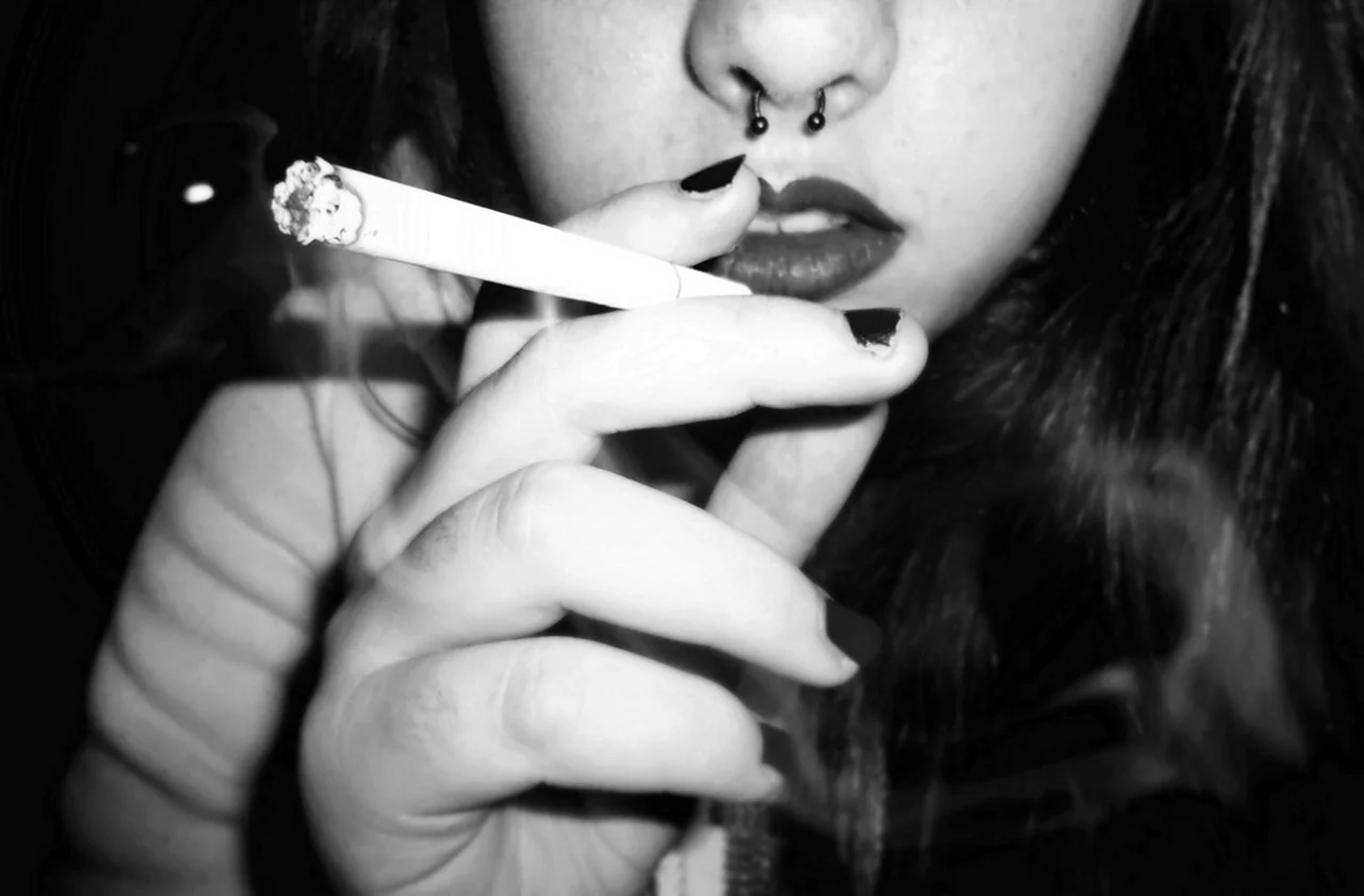 Лицо девушки с сигаретой