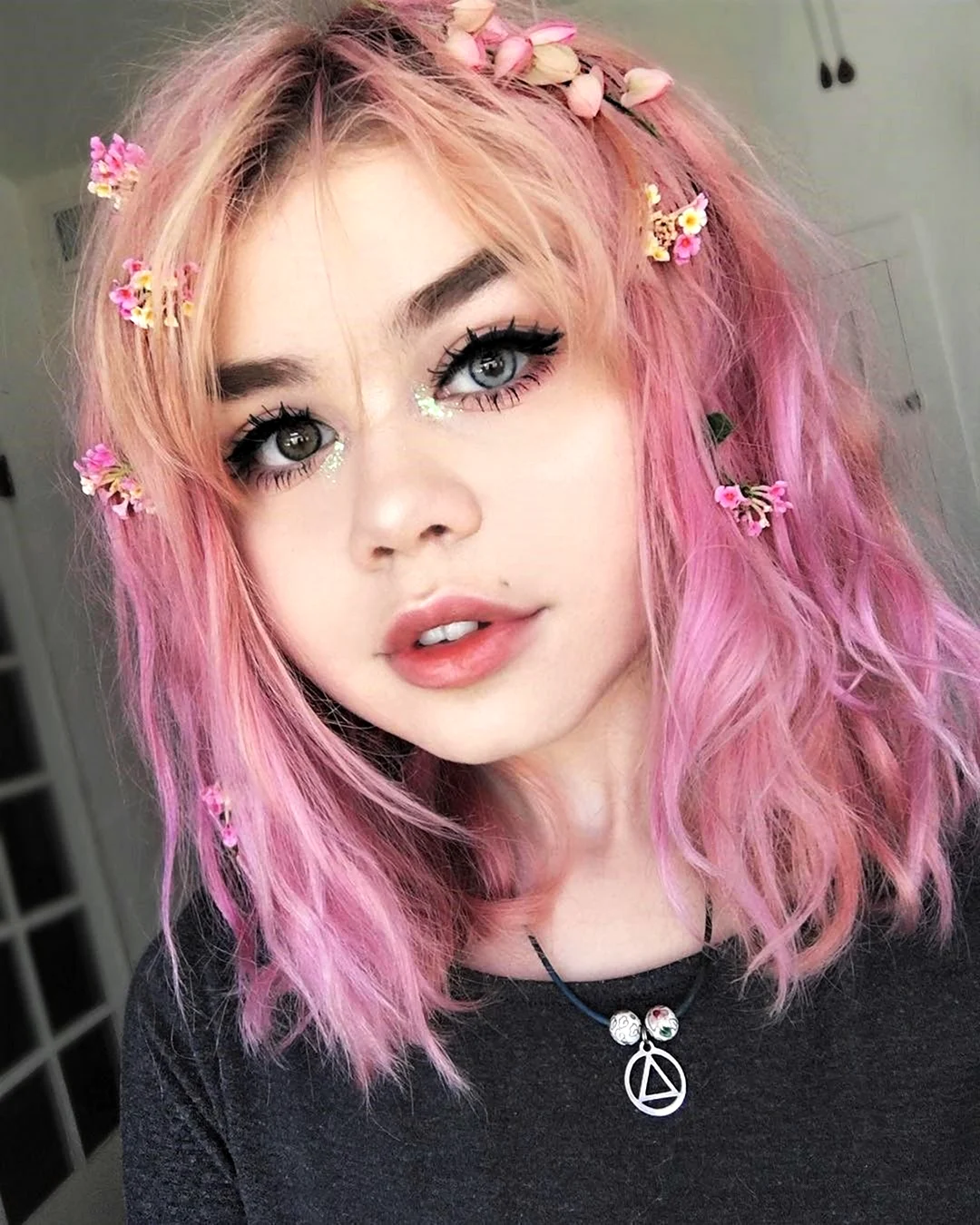 Макияж с розовыми волосами
