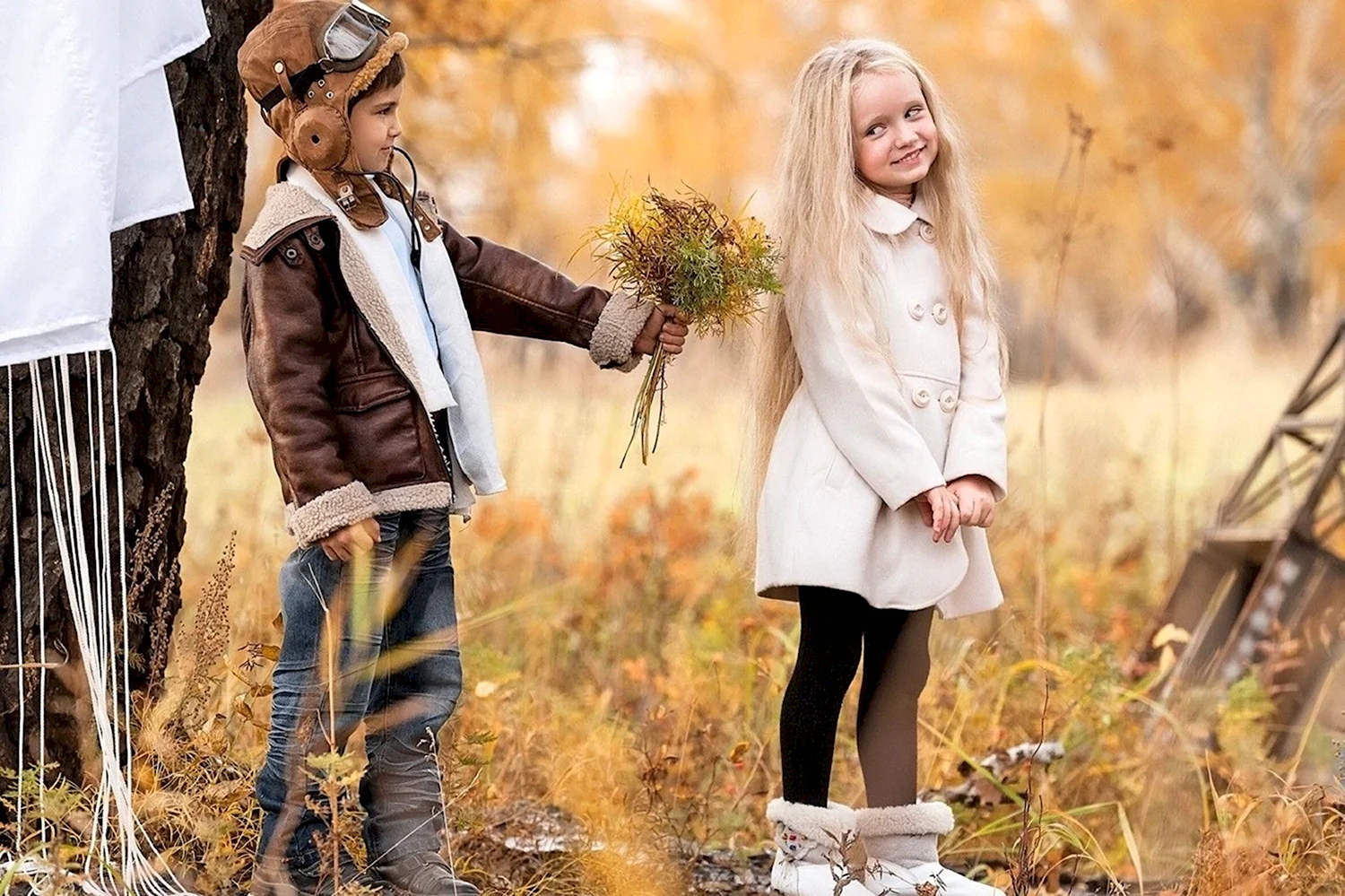 Мальчик дарит девочке цветы