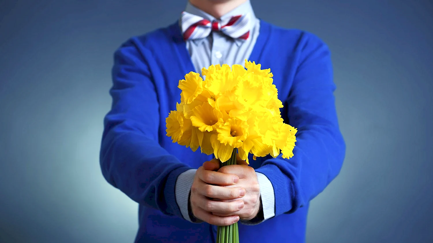 Мальчик дарит желтые цветы