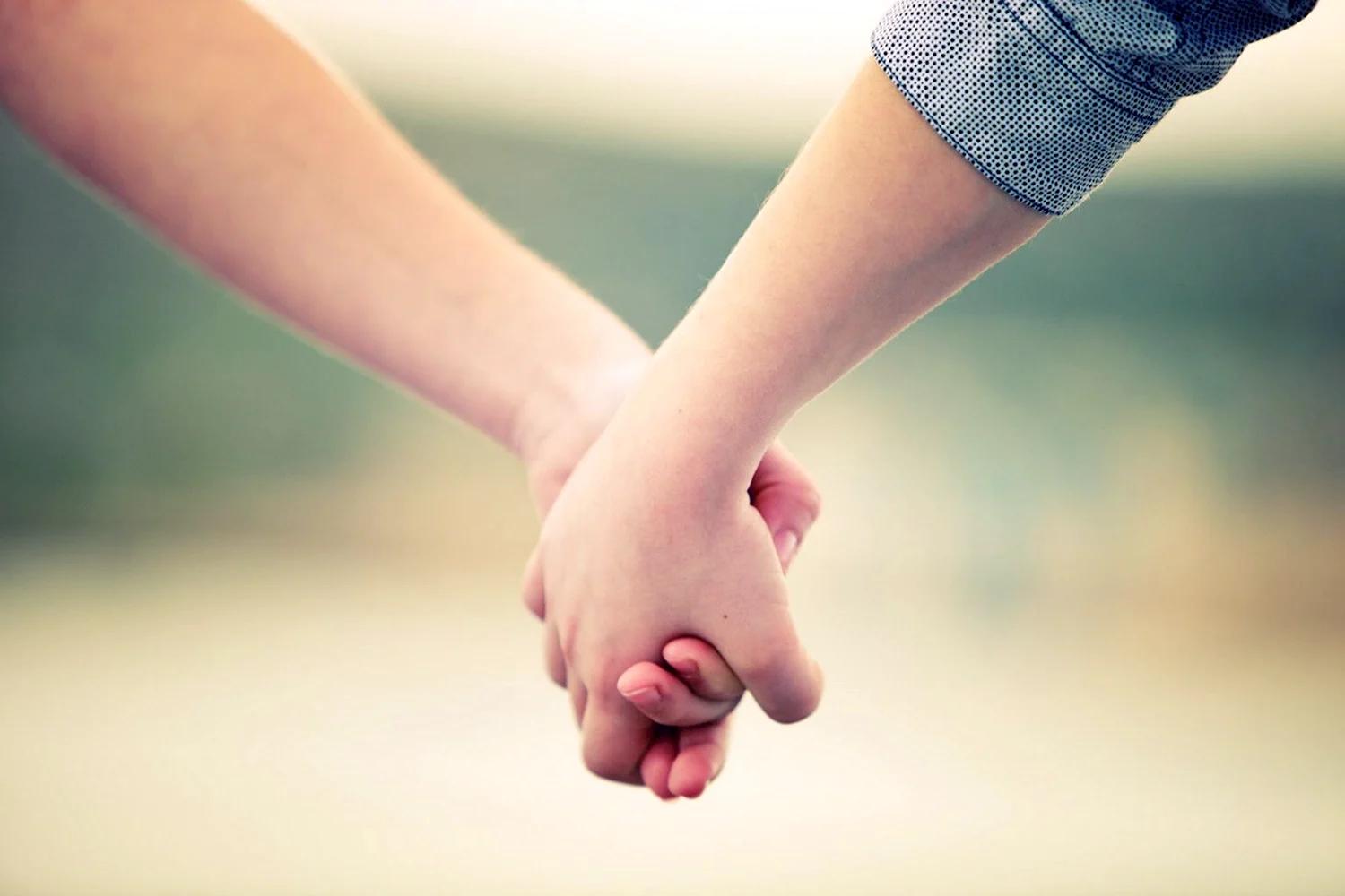 Держите в руках сладкое. Мальчик и девочка держатся за руки. Руки держатся друг за друга. Держась за руки. Дружба руки.