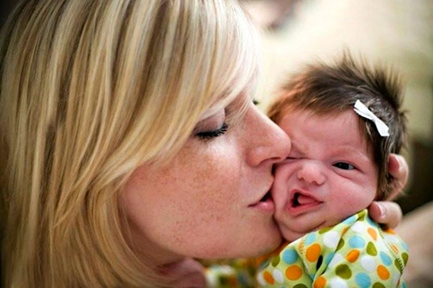 Малыш целует