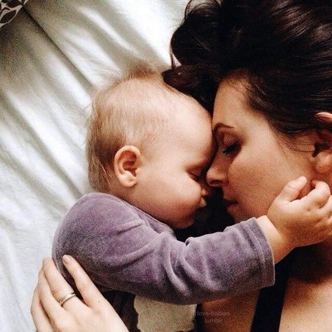Мама обожает сына. Объятия мамы и ребенка. Объятия детей. Мама с малышом на руках. Мама обнимает малыша.