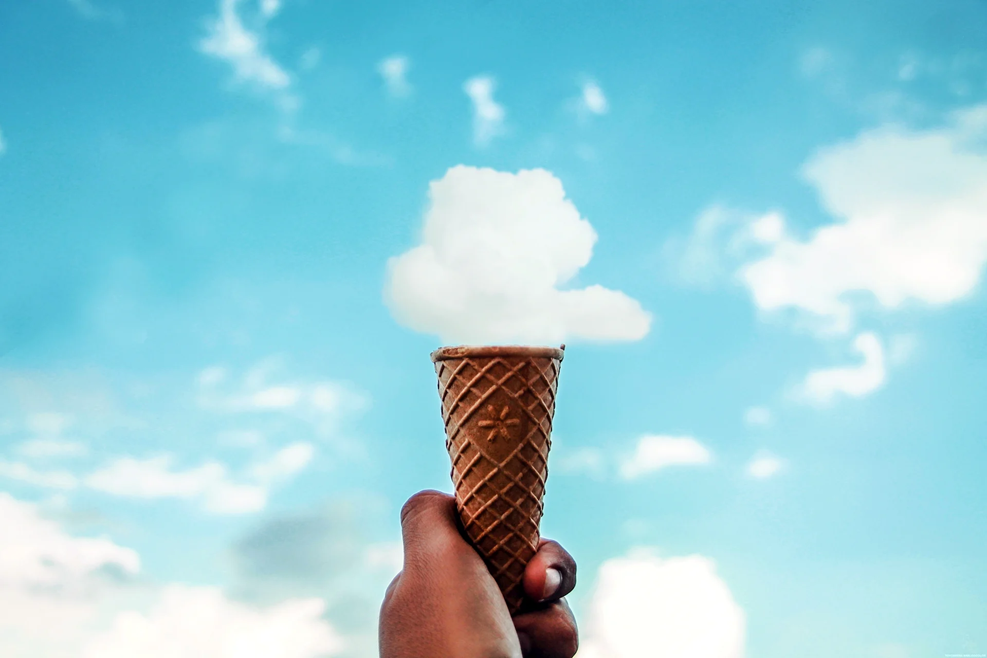 Мороженое в рожке на фоне неба