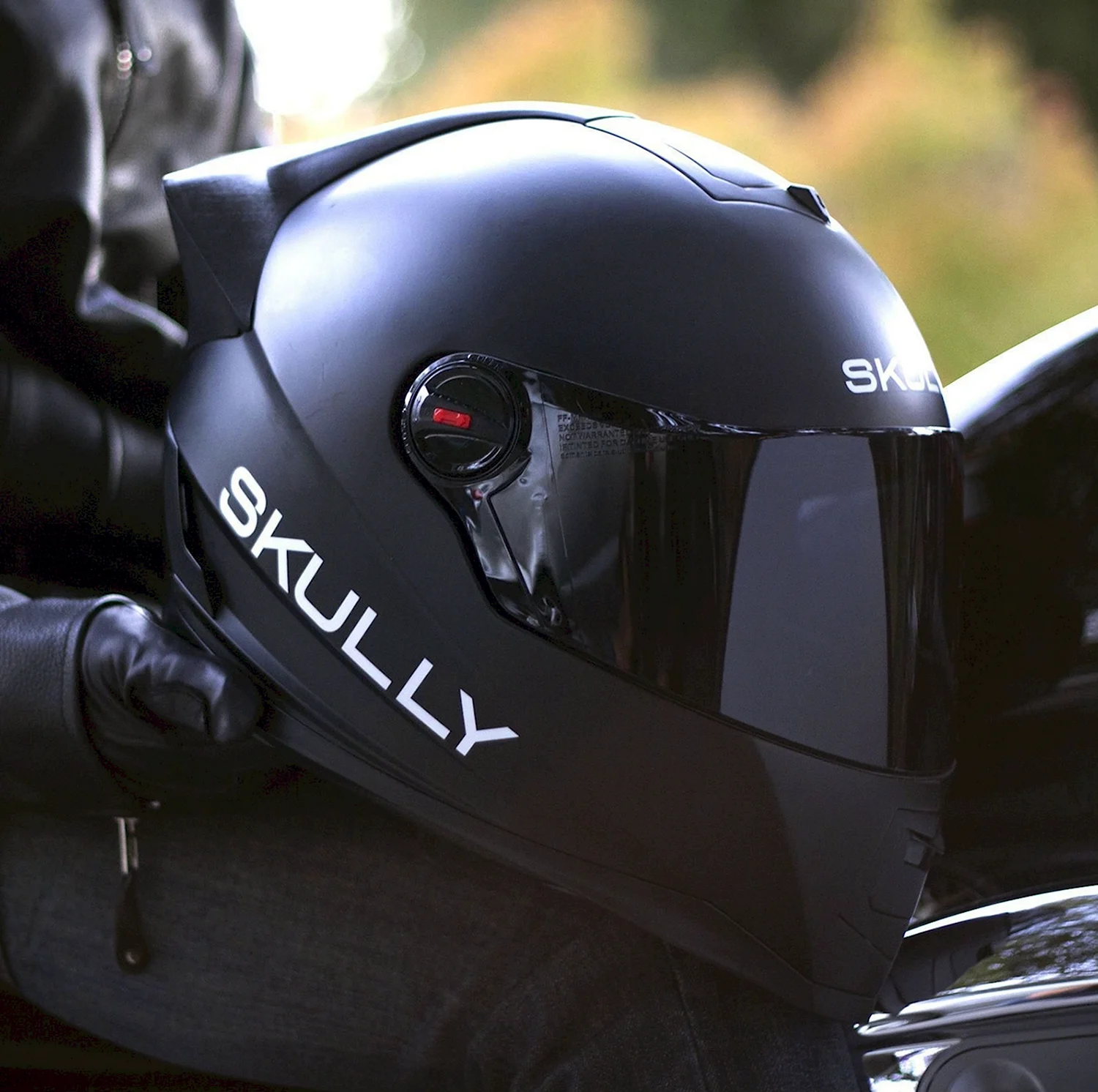 Мотоциклетный шлем в руке