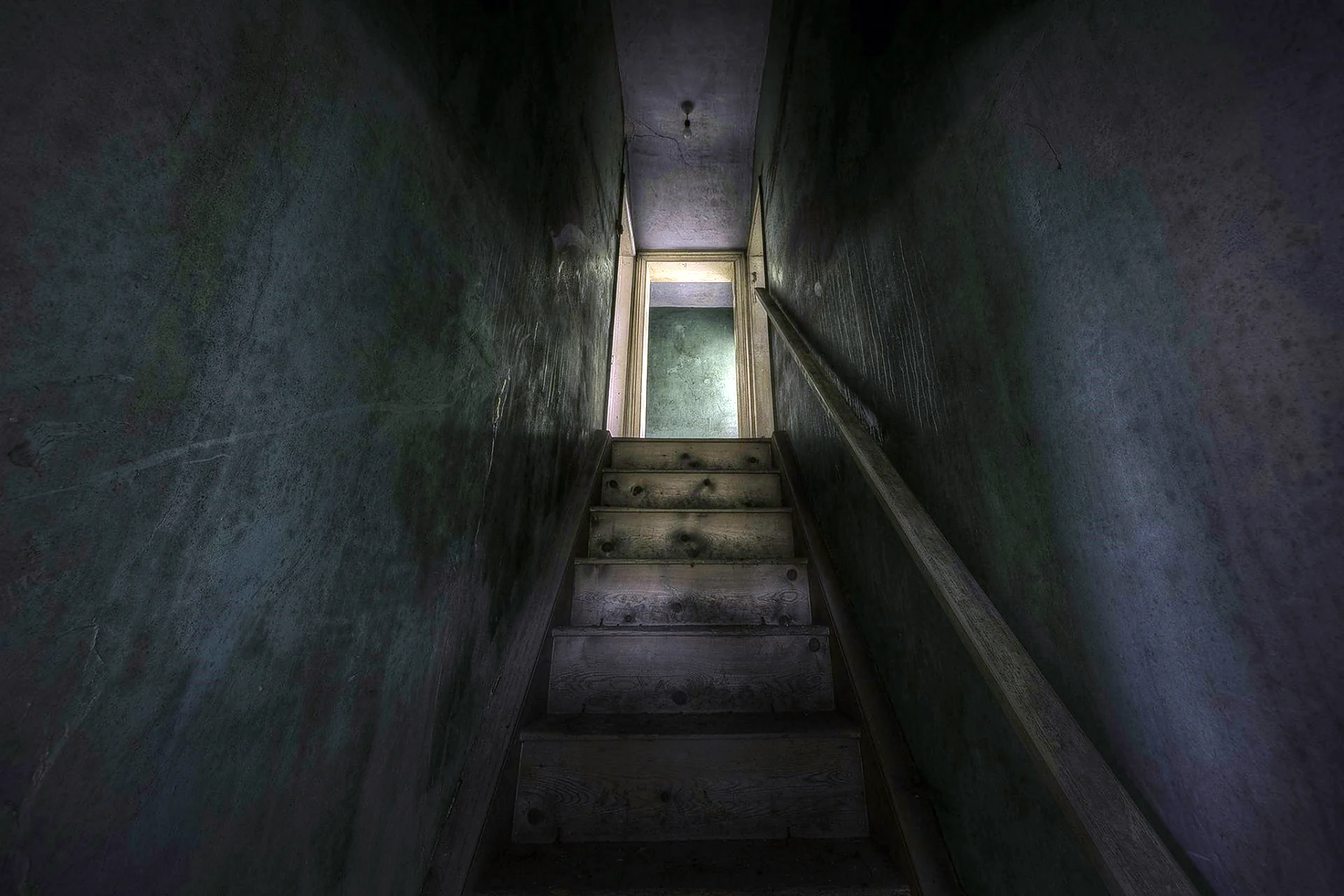 Мрачная лестница в подвал
