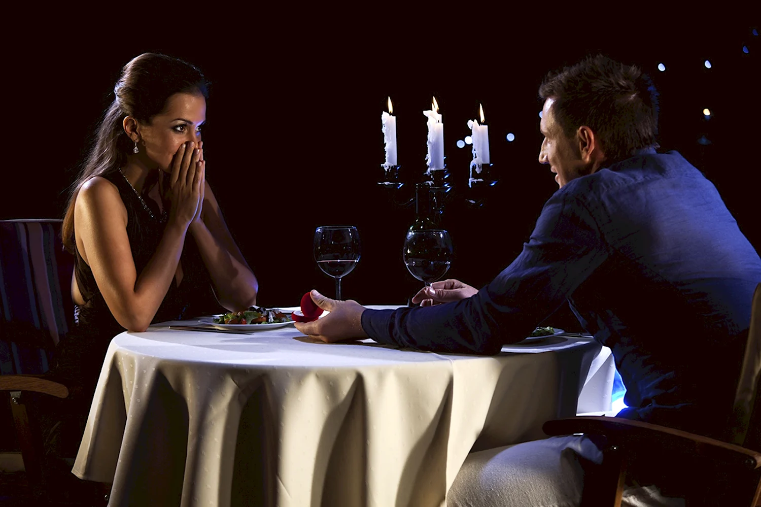 Мужчина и женщина сидят в ресторане