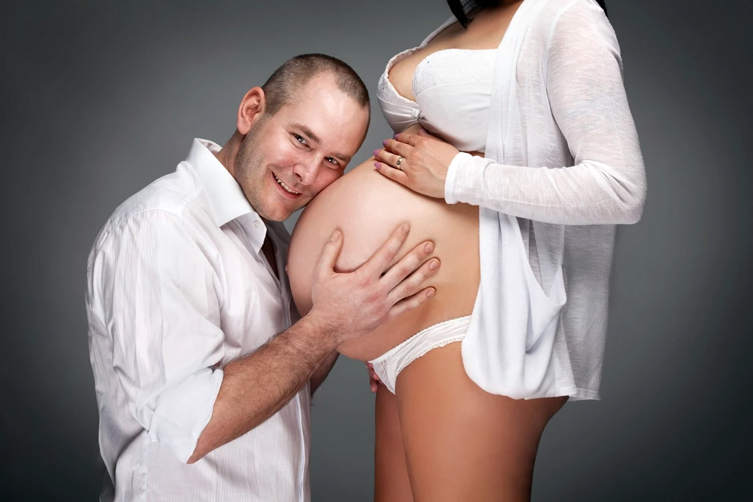 Мужчина с беременной женщиной