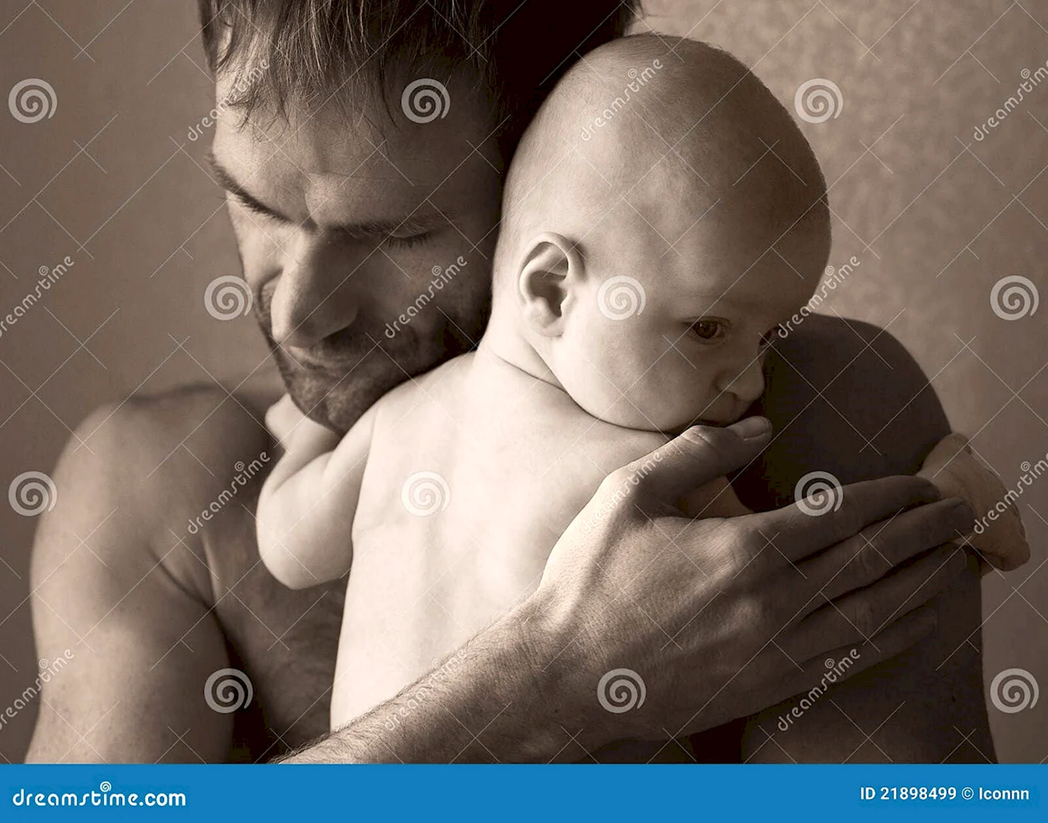 Мужчина с ребенком на руках