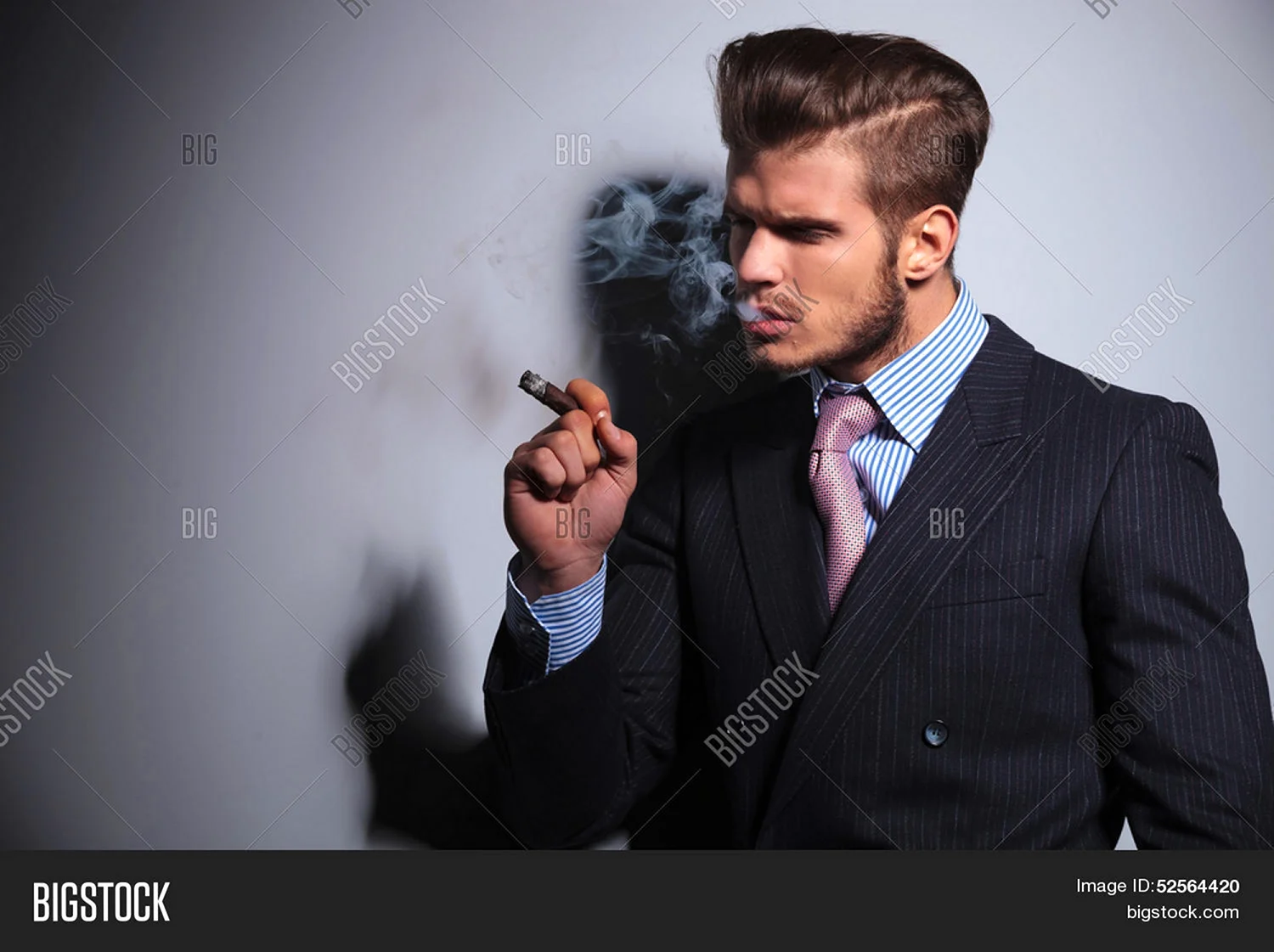 Мужчина в костюме с сигаретой