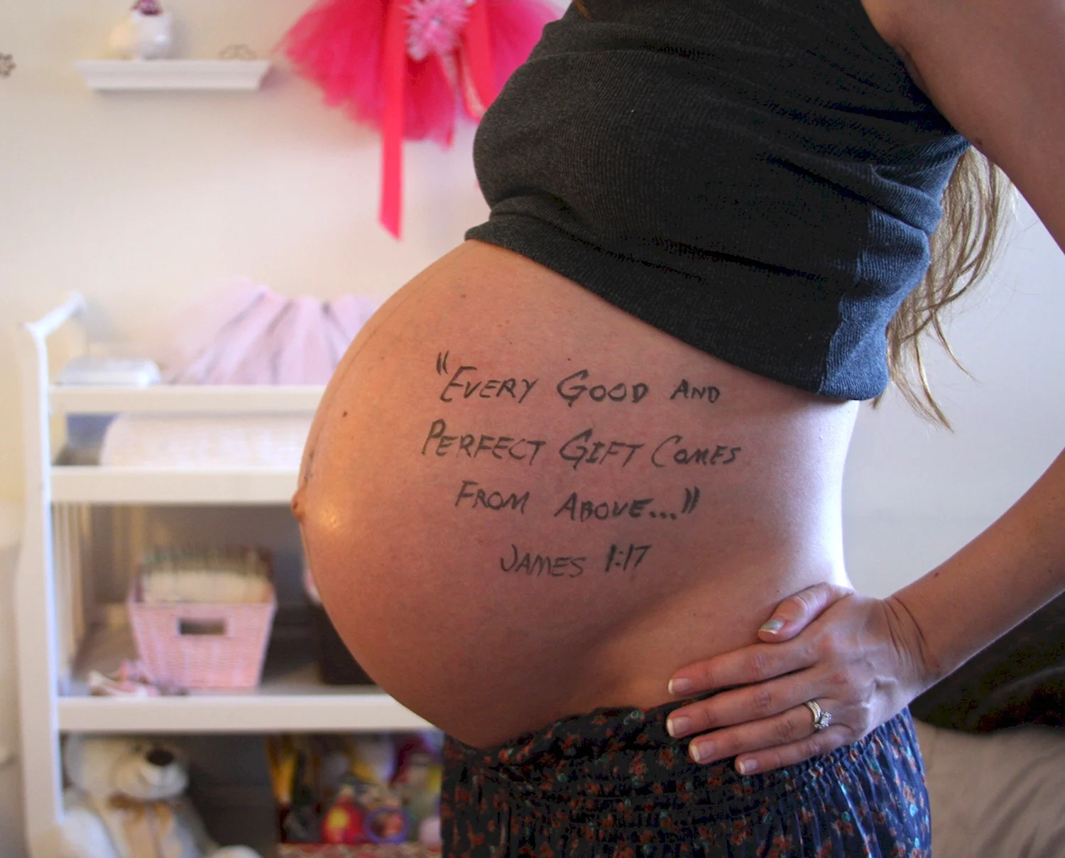 Надписи на животе у беременных