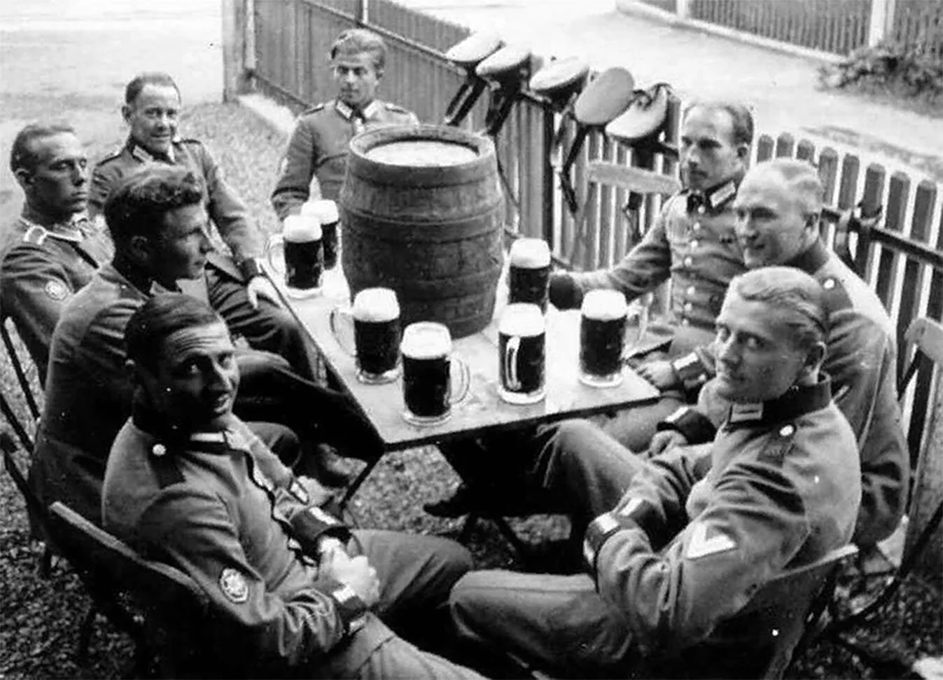 Немецкие солдаты пьют пиво