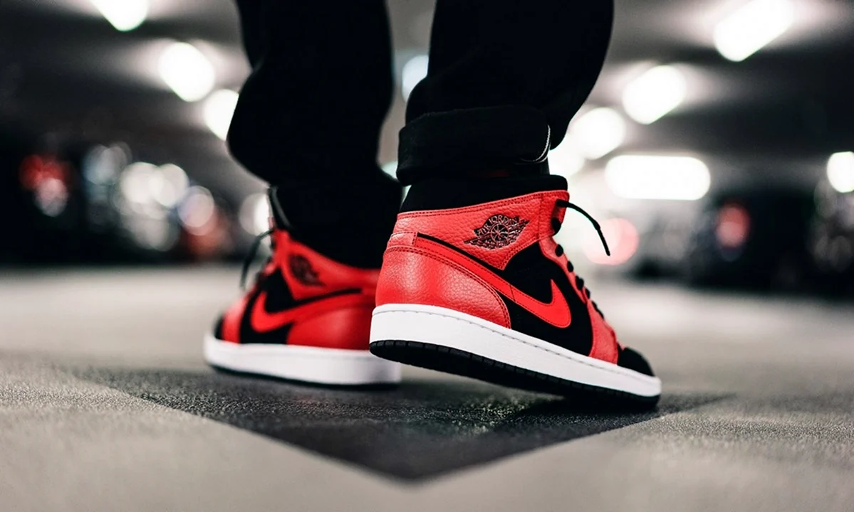 Nike Air Jordan 1 Mid Black Red