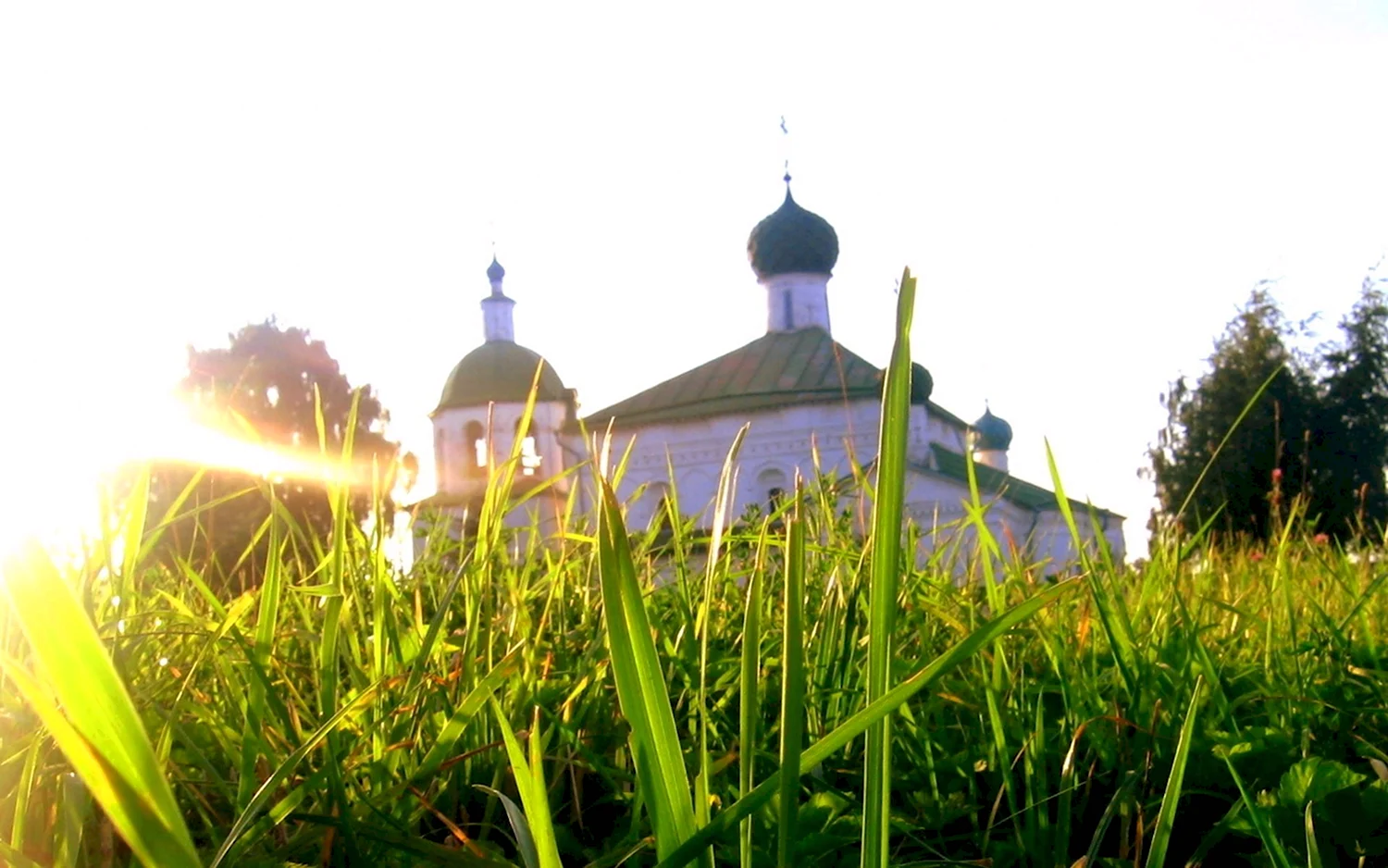 Никольская Церковь в солнечных лучах Суздаль