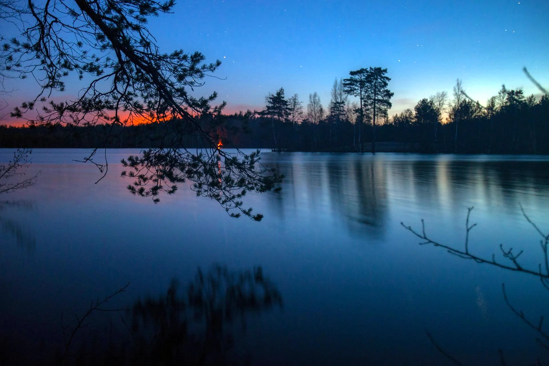Night lake. Горнешное озеро Бологое. Озеро Кафтино. Ночное озеро Кафтино. Озеро ночью.