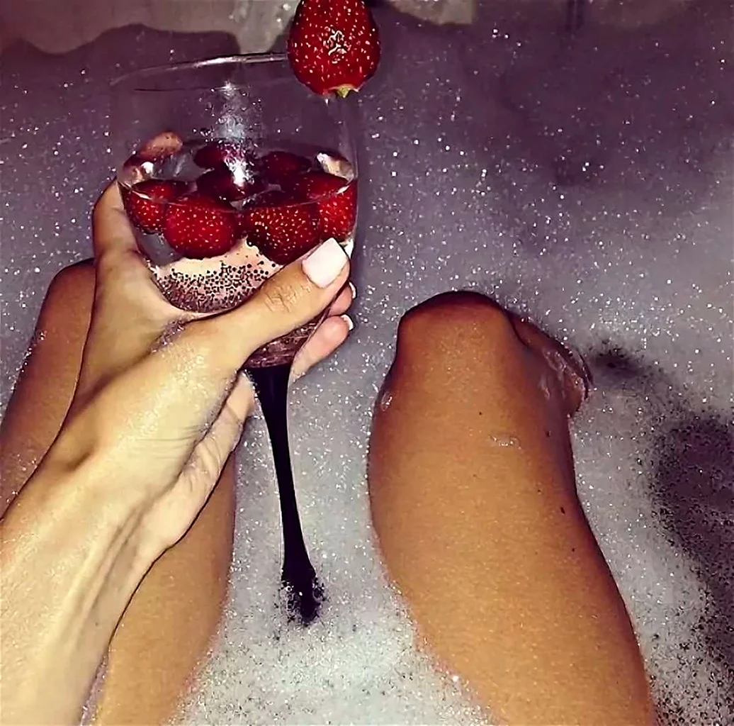 Ноги в ванной с шампанским