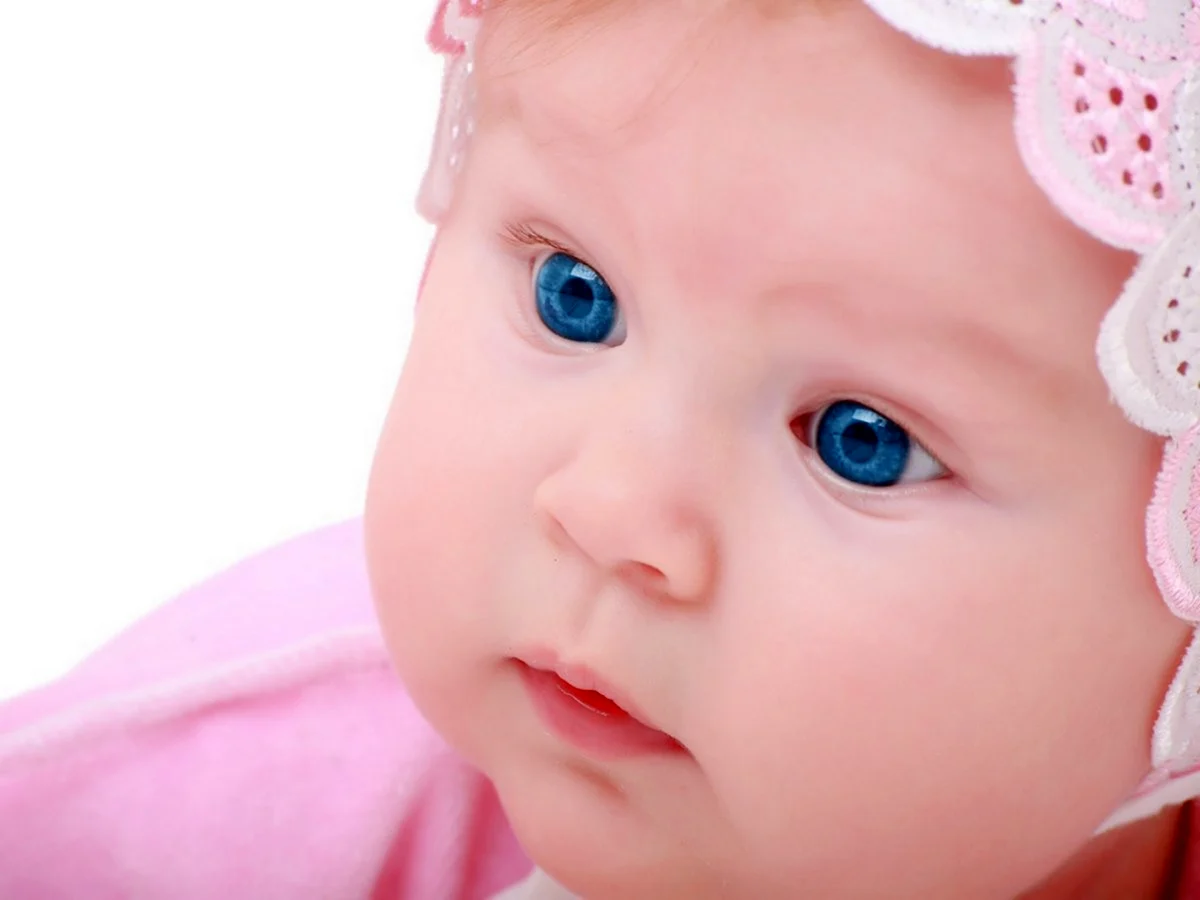 Новорожденная девочка с голубыми глазами