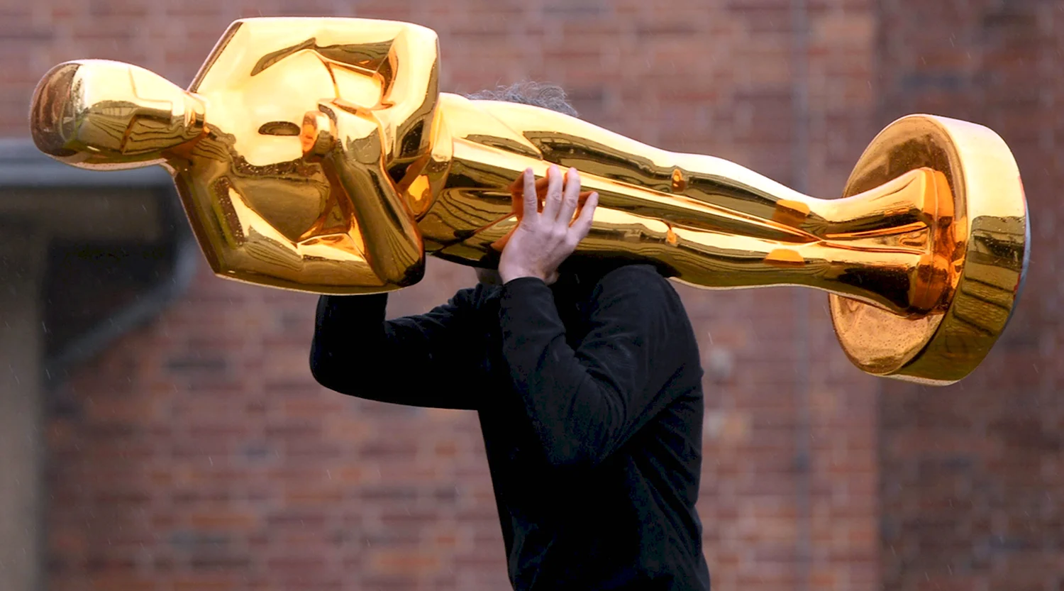 Огромный Оскар на плече