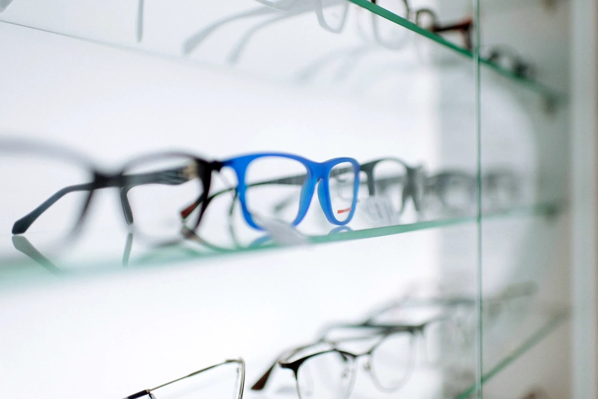 Оптика очки. Реклама оправы для очков. Салон оптики очки. Оптика очки реклама.