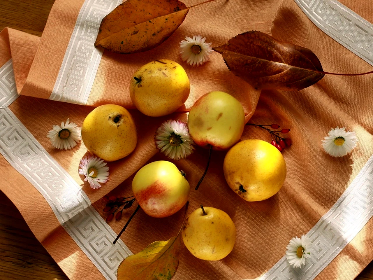 Осень яблоки корица