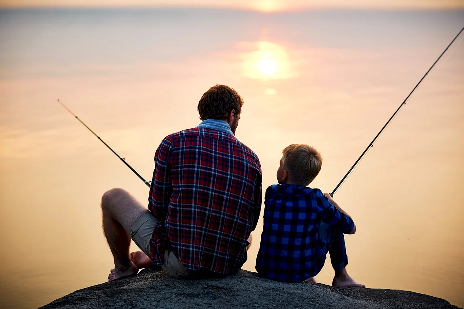 Отец и сын на рыбалке