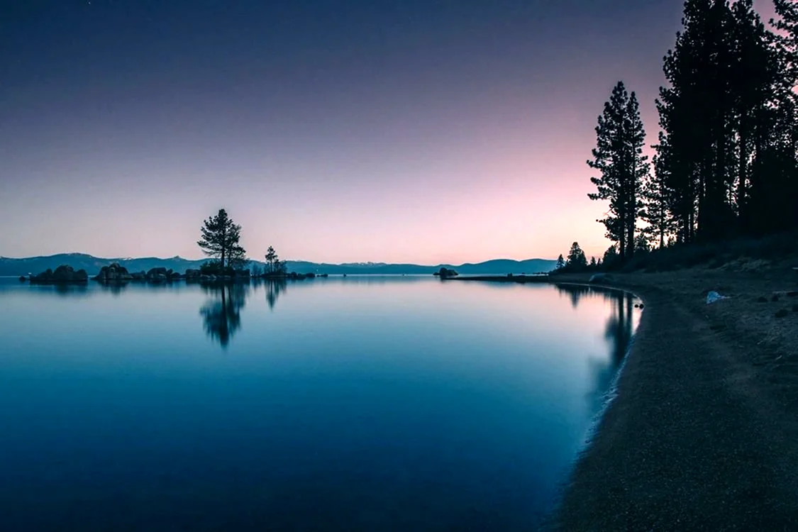 Night lake. Озеро ночью. Ночной пейзаж. Озеро Горизонт. Фон озеро.