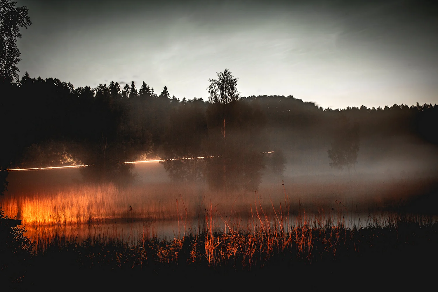 Озеро в тумане ночью