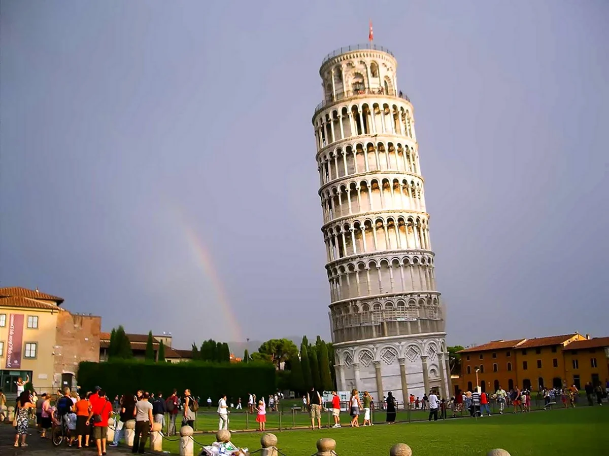 Падающая Пизанская башня в Италии