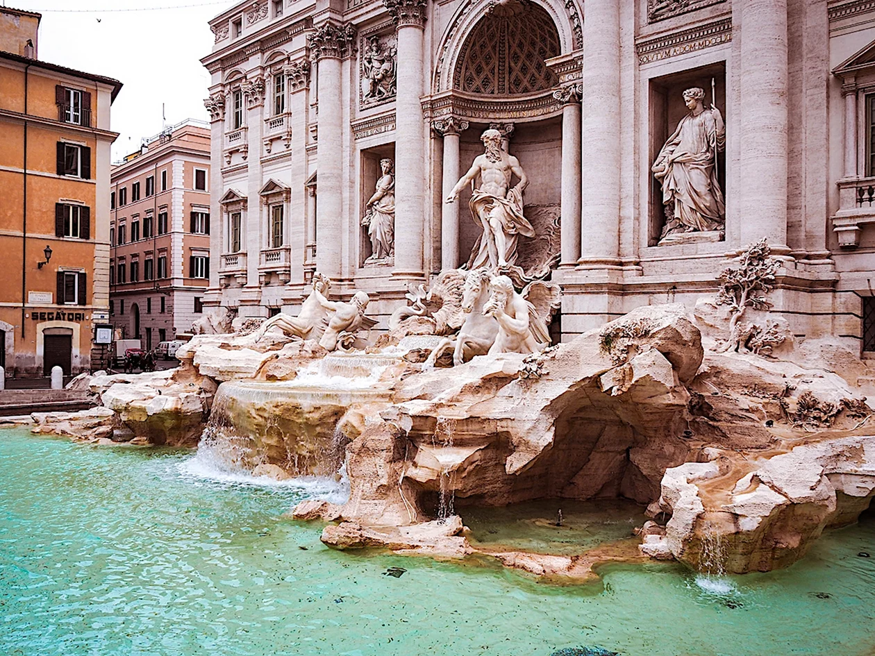 Палаццо Поли с фонтаном Треви