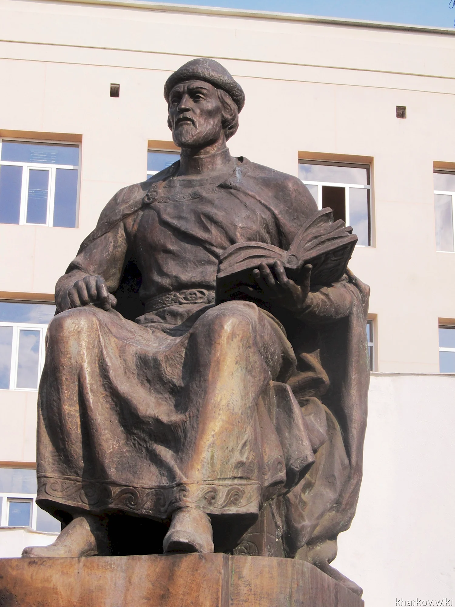 Памятник Ярославу мудрому в Харькове