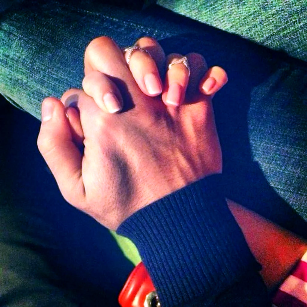 Парень и девушка держатся за руки. Парень с девушкой держуться за руки. Девушка на руках у парня. Мужская и женская рука.