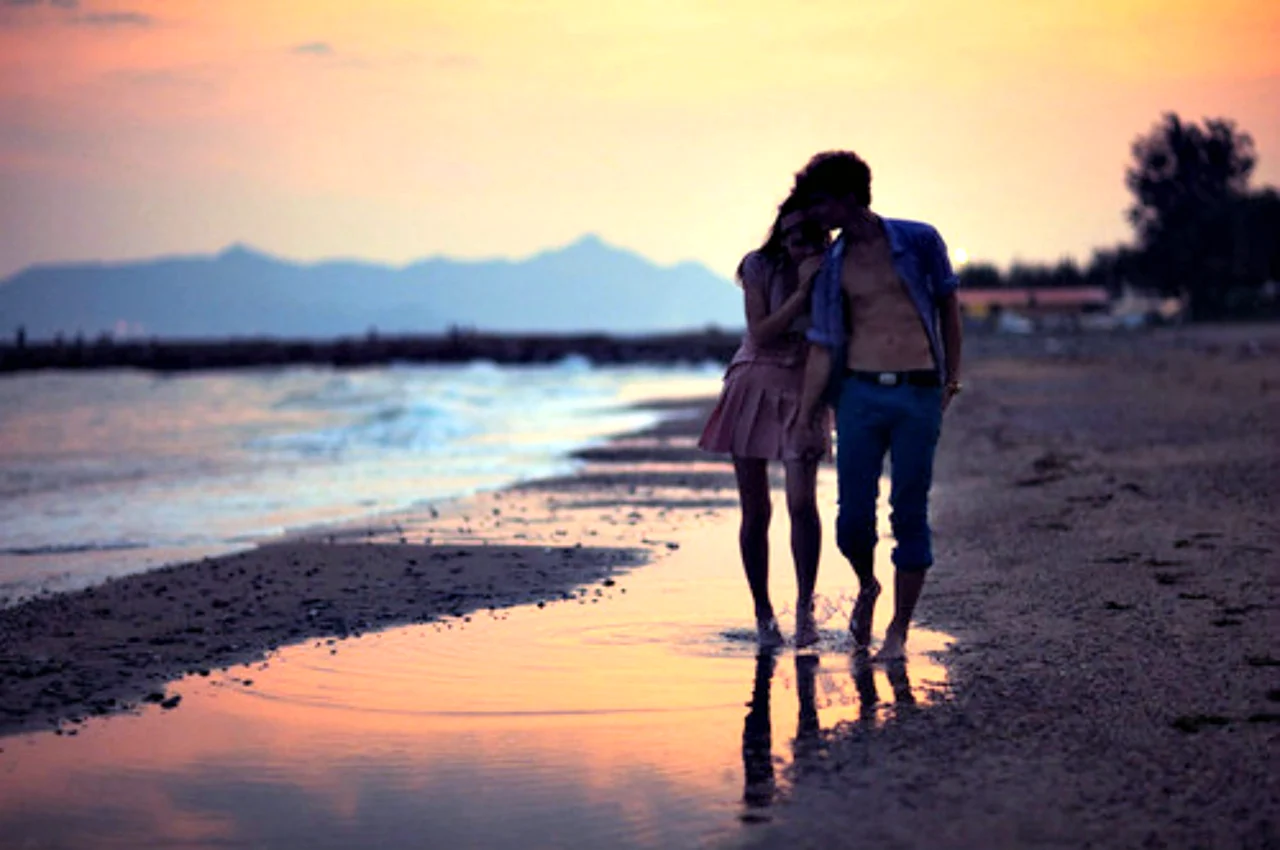 Парень с девушкой на берегу моря