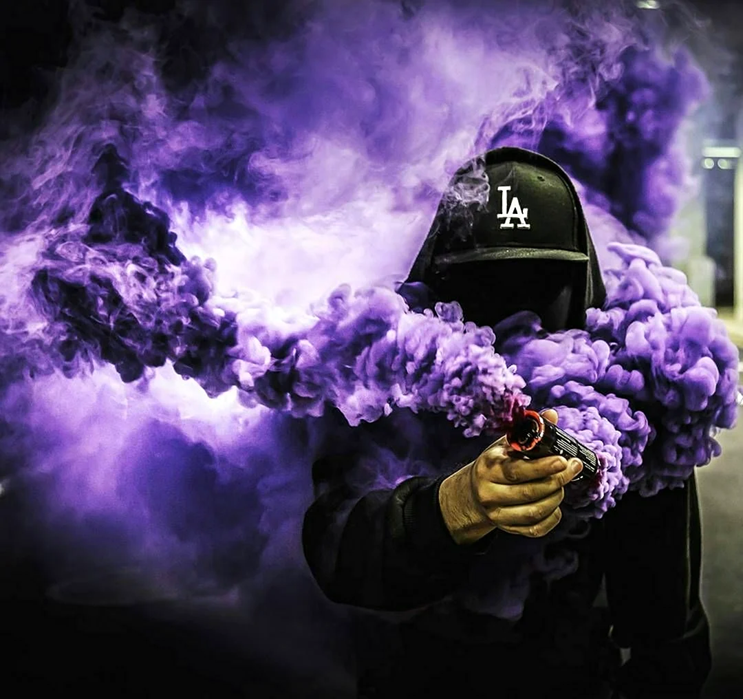 Парень в фиолетовом дыму