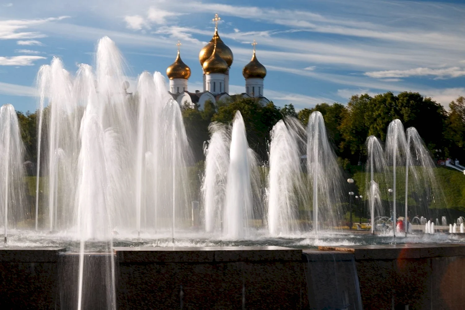 Парк стрелка в Ярославле фонтаны