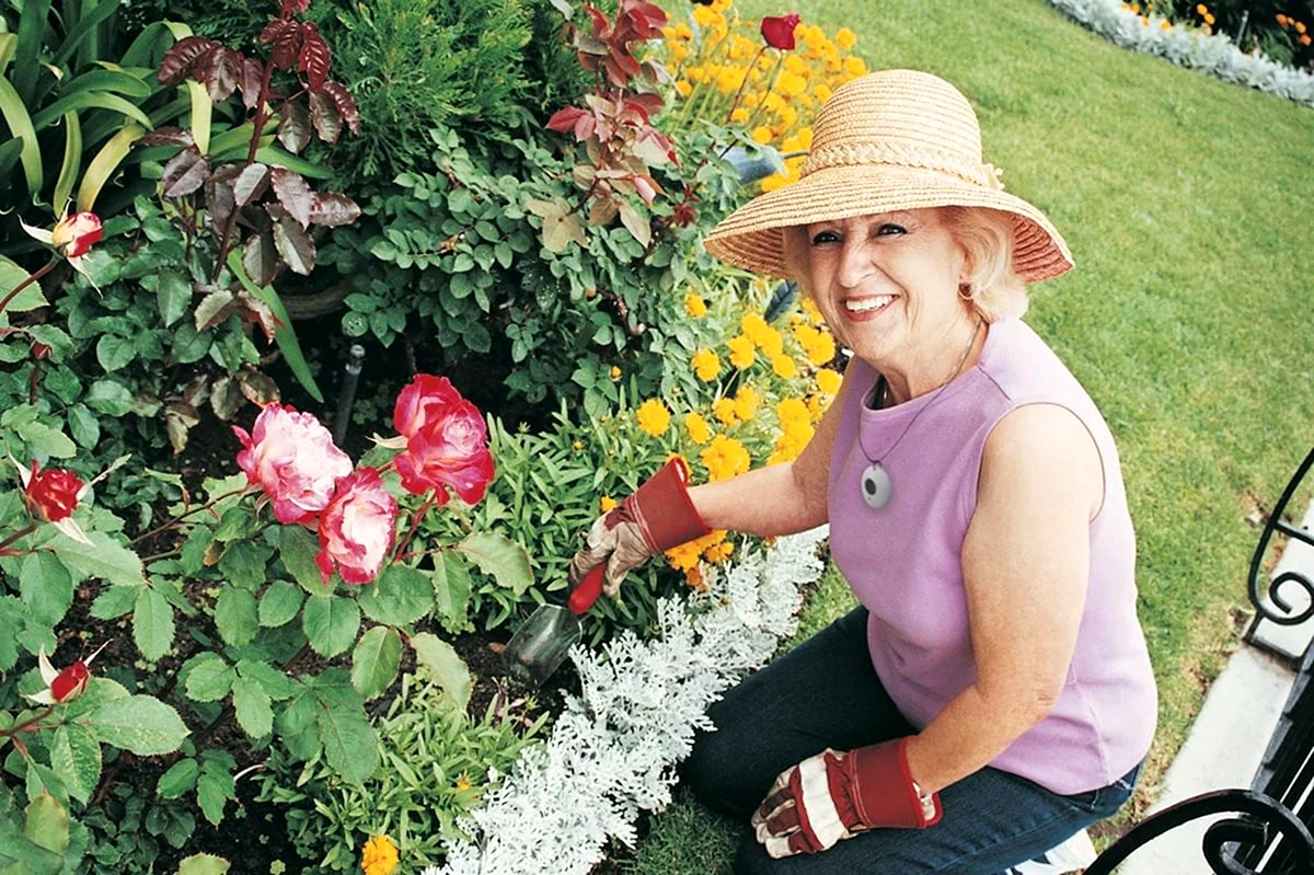 Пенсионерка в саду