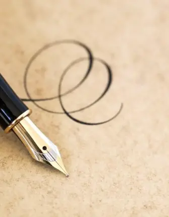 Перьевая ручка и лист