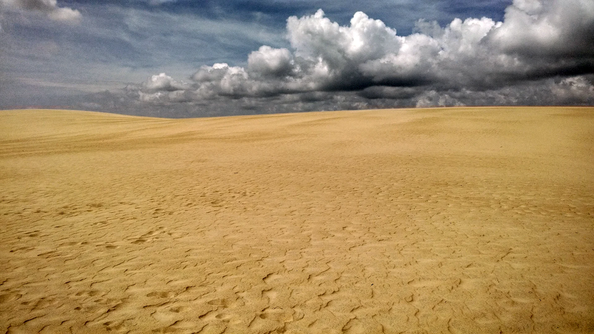 Песчаная поверхность