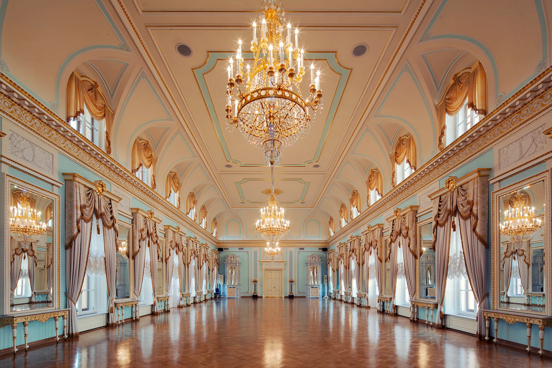 Петровский дворец бальный зал