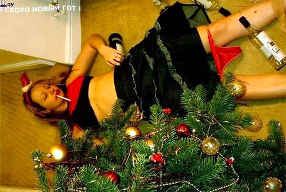 Пьяная девушка под елкой