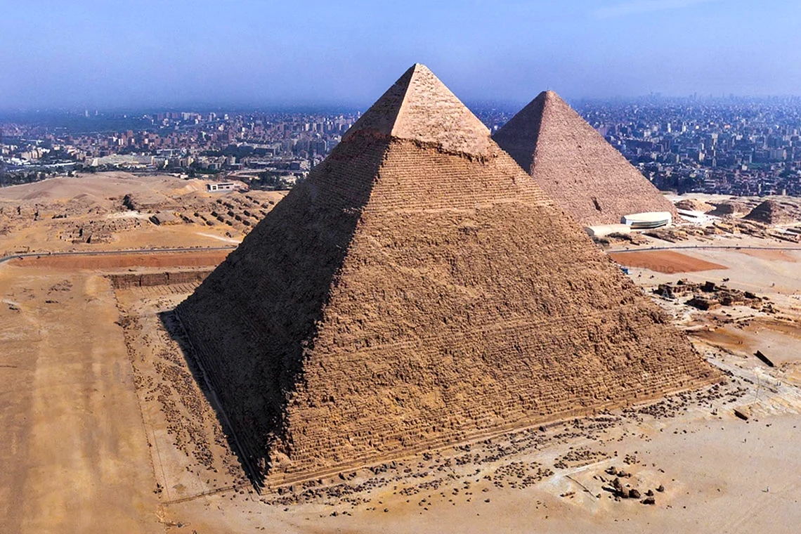 Пирамида хеопса расположена. Пирамида Хефрена. Пирамида Хефрена в Египте. Пирамида Хеопса пирамида в Гизе. Пирамида Хуфу в Гизе.