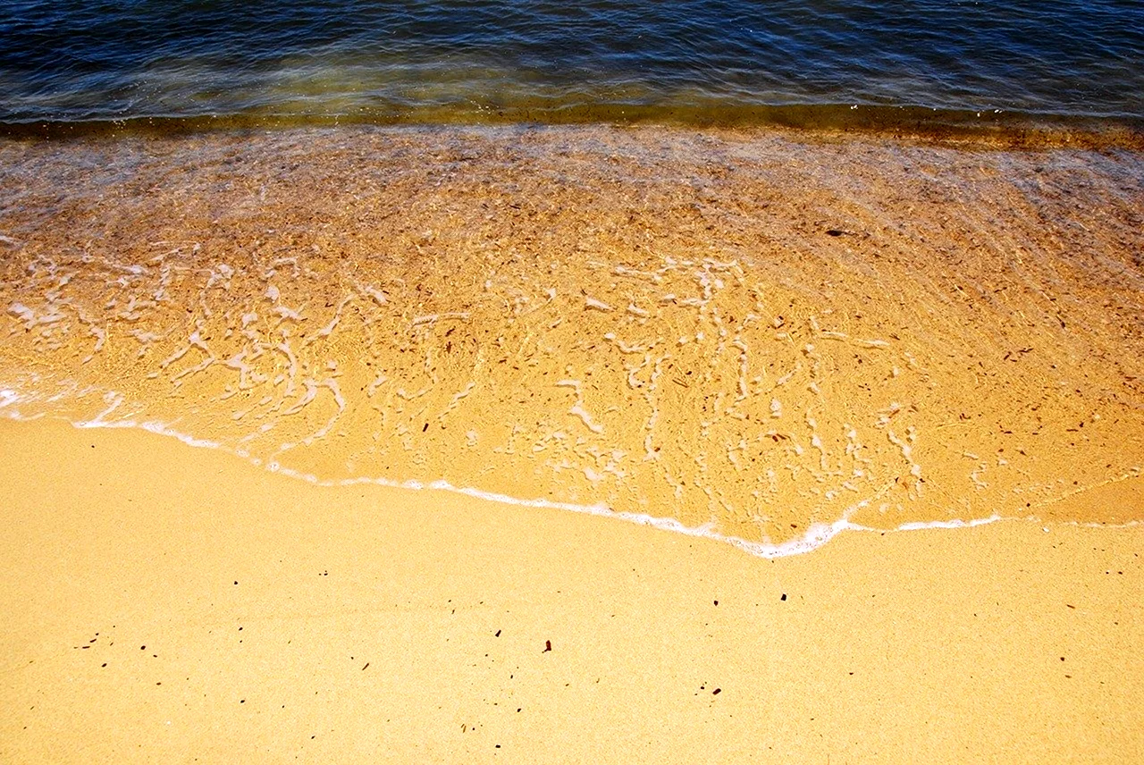 Пляж желтый песок