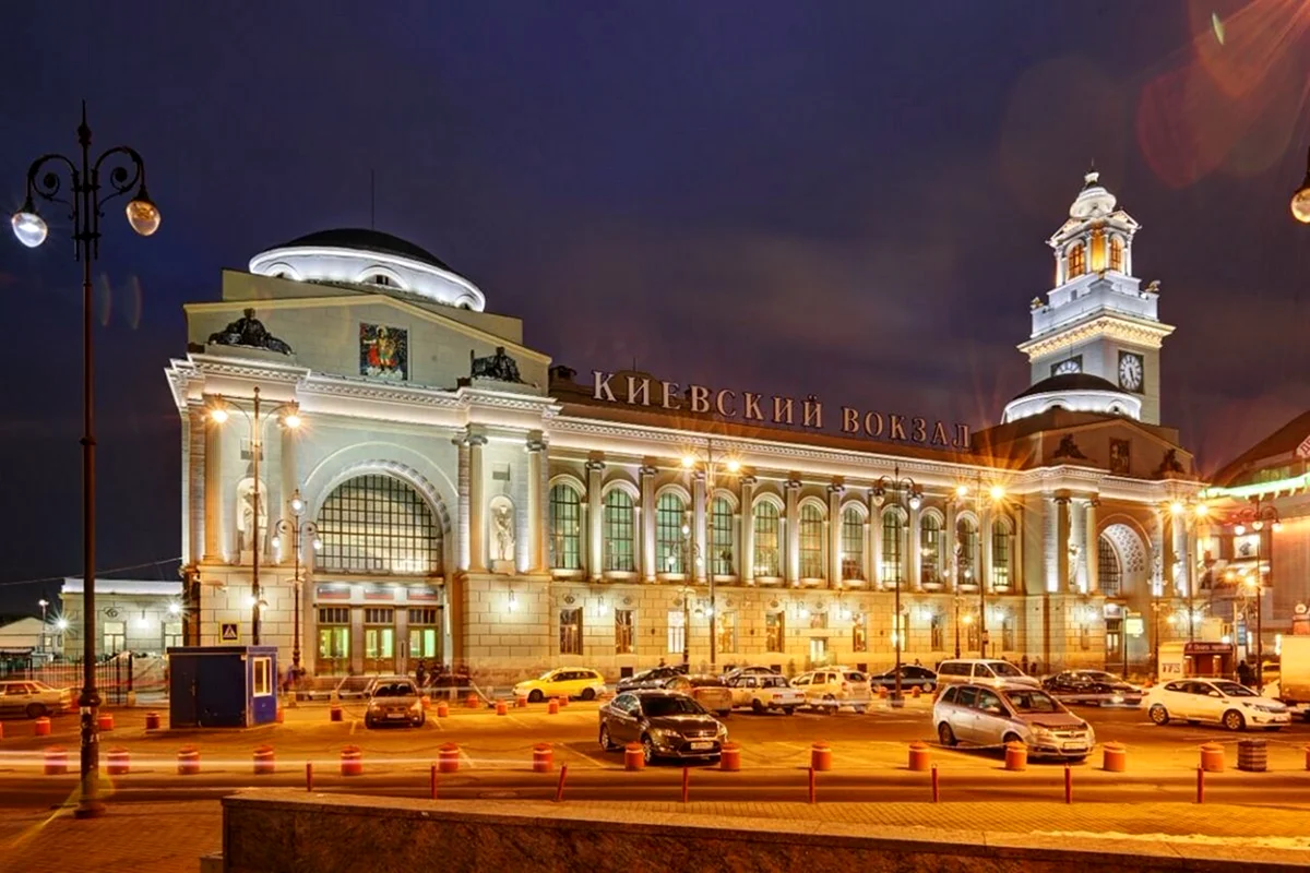 Площадь Киевского вокзала Москва