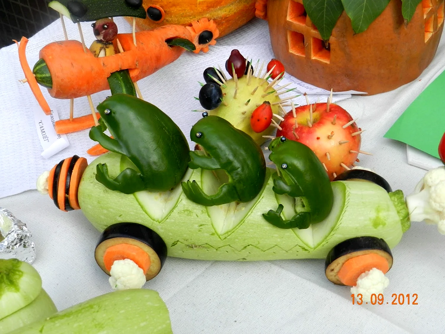 Поделки из овощей и фруктов для выставки Осени 2023 в школу и детский сад — самые красивые идеи