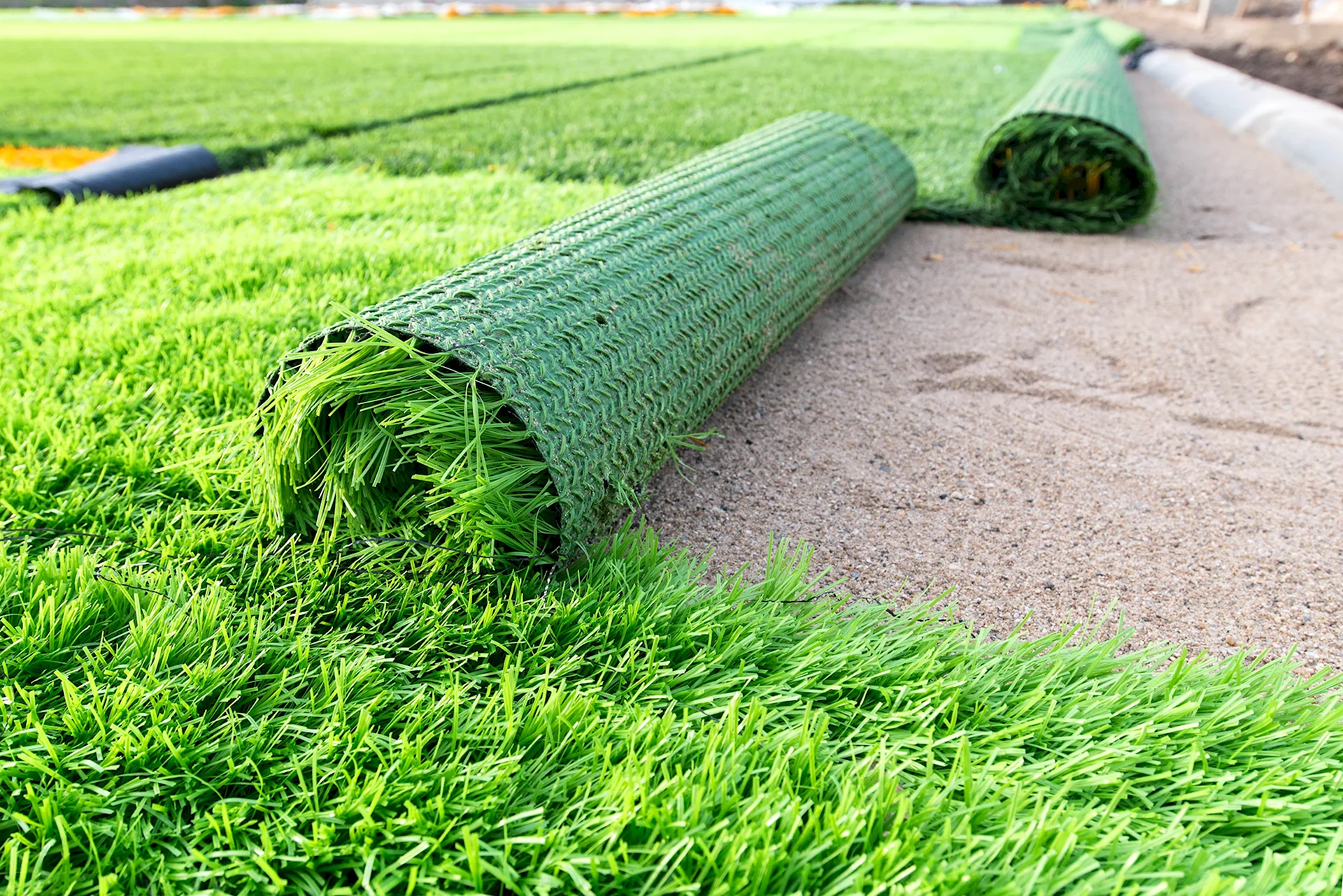 Покрытие футбольного поля искусственной травой