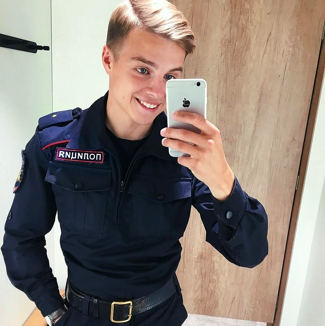 Полицейский Роман Карплюк
