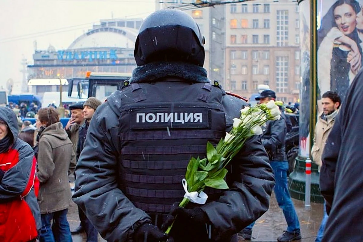 Полиция с цветами