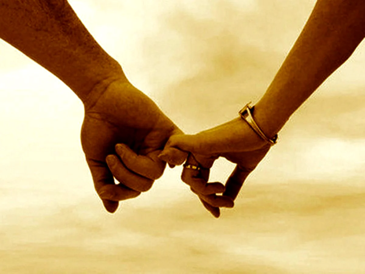 Миримся вместе. Руки влюбленных. Рука в руке. Примирение влюбленных. Любовь.